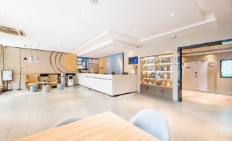 Home Inn (Hongxing Street Guomao Plaza Shengya Xinfengzhan)