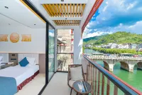 Shuishui. Nuo Guanlan Riverside View River View Homestay (Zhenyuan Ancient City New Bridge)