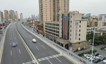 Meihao Hotel ( Xiangyang Wanda Plaza Railway Station)