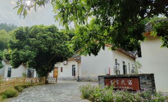 Luhe. Luoxi Valley Homestay;