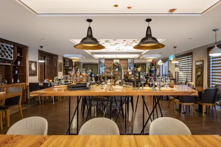 Mercure Tbilisi Old Town Отели рядом с достопримечательностью «Памятник  Церетели и Чавчавадзе»