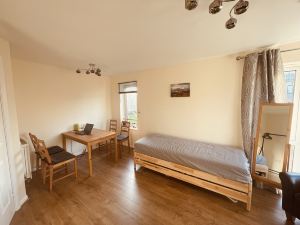 Lovely rooms in Edinburgh (Airports pick up available)