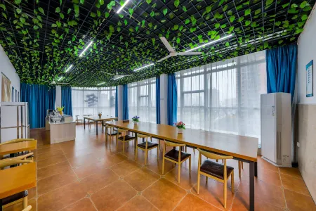 Mayflower Hotel (Binjiang Ecological Park Ji'an Railway Station) Отели рядом с достопримечательностью «Ji'an Child Normal College»