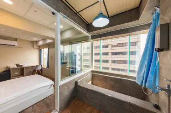 高雄六合民宿イン 美麗島駅 光の穹頂周辺のホテル