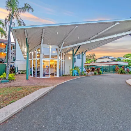 Koala Court Holiday Apartments Отели рядом с достопримечательностью «Кладбище Мак-Леод стрит Пайонир»