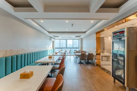 Manston Holiday Hotel (Wuhu Anhui Normal University Huajin Campus International Exhibition Center) Отели рядом с достопримечательностью «Anhui Technical College of Mechanical and Electrical Engineering»