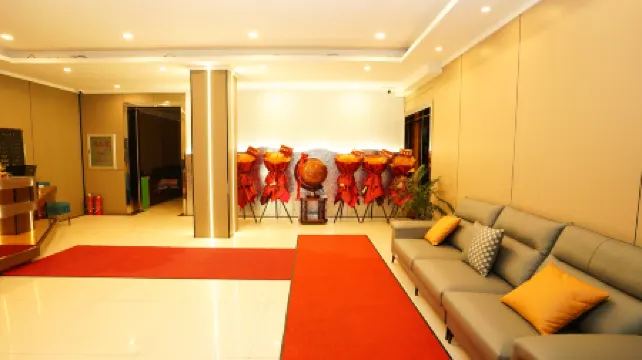 Ruisheng Hotel (Qiqihar Railway Station Branch) Отели в г. Цицикар