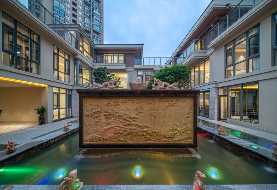 럭스 캐빈스 브릴리언트 빌라 호텔의 고급스러운 로비 모습