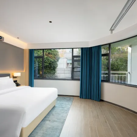 Lushan Tianhai Baitang Hotel(Guling Street Cableway Station Store)