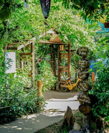 Hue Lotus Homestay Отели рядом с достопримечательностью «Quang Minh Temple»