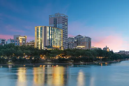 Riverview Hotel Отели рядом с достопримечательностью «Hedao Park （South Gate）»