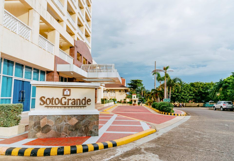 [Sotogrande Hotel and Resort의 야외 수영장]