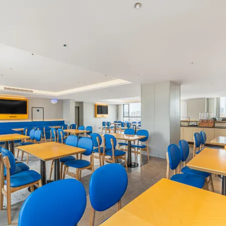 7Days Inn Youpin Premium Hotel (Kunming Railway Station) Отели рядом с достопримечательностью «Железнодорожный вокзал Куньмин»