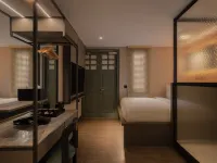 Claude Hotel - Newly renovated Hotels near Maxwell Chambers