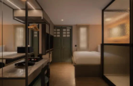 Claude Hotel - Newly renovated