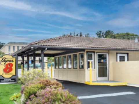 Aura Inn Monterey Hotels near Monterey Bay Aquarium