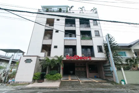 RedDoorz Plus @ Canley Residential