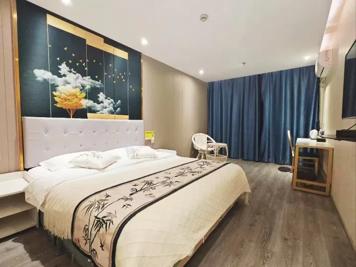 Longchen Holiday Hotel (Shanghai Weining Road Metro Station)
