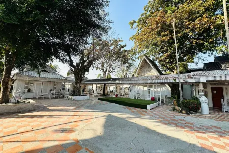 I am Chiang Rai Resort Отели рядом с достопримечательностью «Белый храм Ват Ронг Кхун»