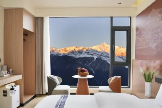 Xiaoyu Yizhan Inn Hotels near Meili Snow Mountain National Park