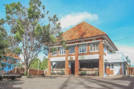 Urbanview Hotel Syariah Insani Cisarua Puncak Отели рядом с достопримечательностью «Сисаруа Грин Уорлд Адвенчер»