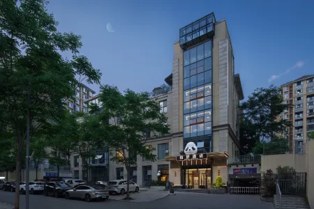 BOYE Hotel (Chengdu Panda Base) Отели рядом с достопримечательностью «Swan Lake»