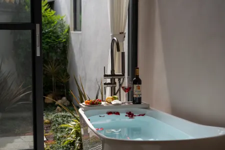 Tengchong Xixili Hot Spring Homestay (Heshun Ancient Town)