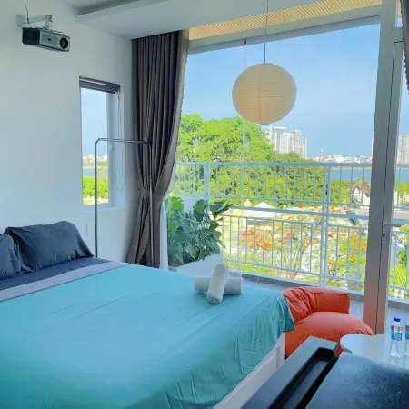 Corgi House Danang - Steps from Dragon Bridge Отели рядом с достопримечательностью «My Khe Pagoda»