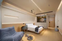 Firstchoice Sky Garden Hostel - Rooftop Pools