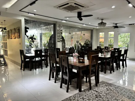 Park Land Suites & Restobar Отели рядом с достопримечательностью «Poor Clare Monastery of the Immaculate Conception»