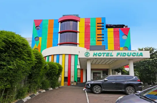 Super OYO Townhouse Oak Hotel Fiducia Serpong Hotels in North Serpong