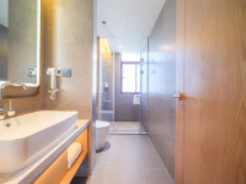 Vienna Hotel (Qinhuangdao Gold Dream Bay Qinhuang Eye) Hotels near Xinao Underwater World