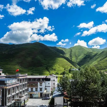Atour Hotel on National Highway 318 in Xinduqiao, Kangding