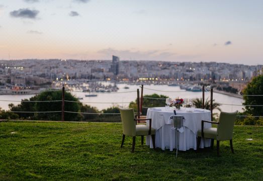 그랜드 호텔 엑셀시어의 전용 해변과 야외 공간