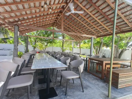 Navaya Dhiffushi Отели рядом с достопримечательностью «Meeru Island Resort and Spa»