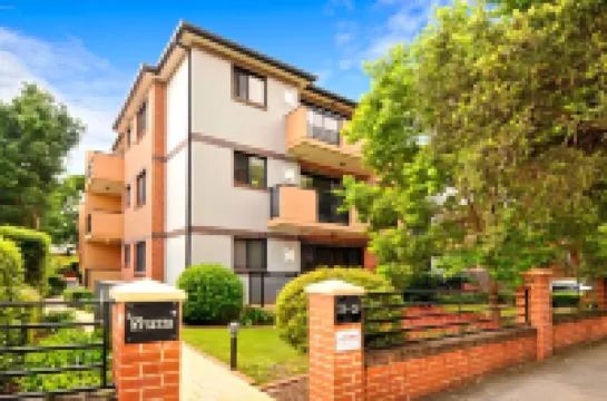 Burwood 2Br Lovely APT near Train with car parking