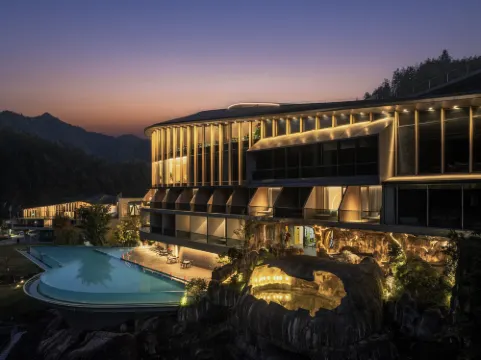 溫州文成龍麒源芳草地度假飯店