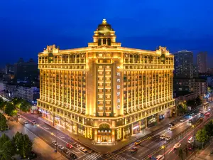 ハルビン中央大通り哈布斯堡江景ホテル（索菲亞教堂）