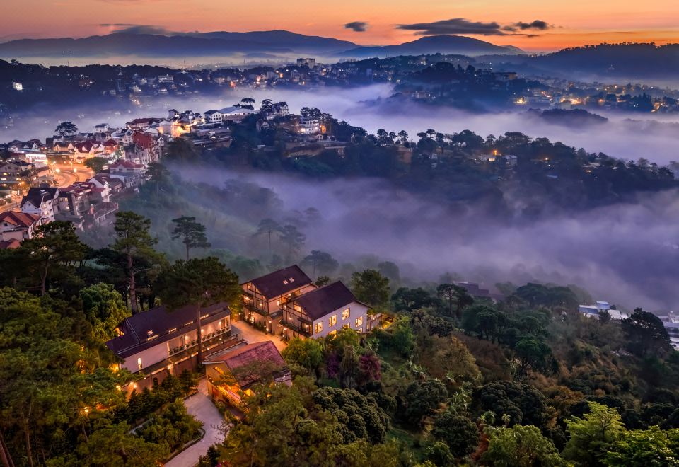 Signature The Valley Retreat panoramic pine forest valley balconies