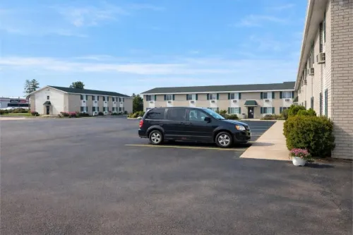 Iron Mountain Inn & Suites MI US 2