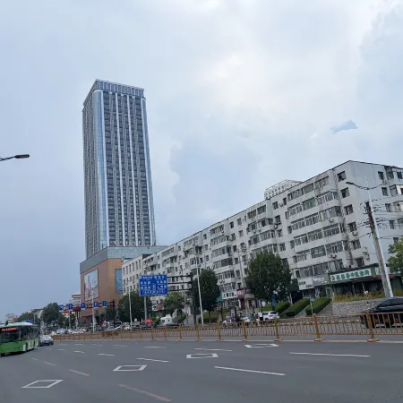 Yueshanju Homestay (Baicheng Railway Station Fortune Plaza)