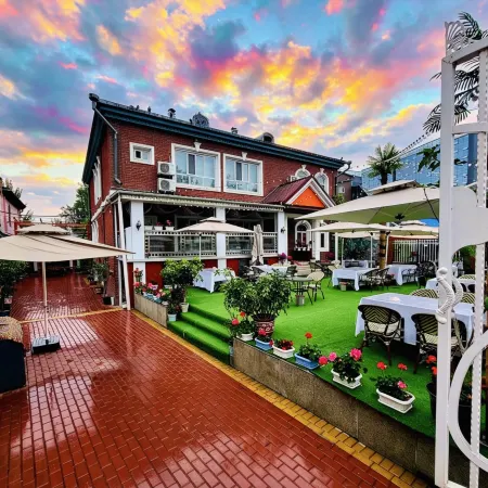 Yining Gonghua Homestay (Kazanqi Folk-custom Tourism Area)