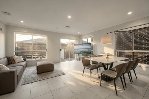 4 Br House, Free A/C & Wi-Fi,Walk to Shops & Train - Villas