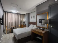 Insadong Crown Hotel Отели рядом с достопримечательностью «Торговый центр U:US»