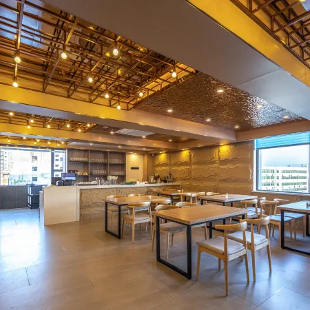Aili Wisdom Hotel (Haikou Friendship Commercial Plaza Qilou Old Street Branch)