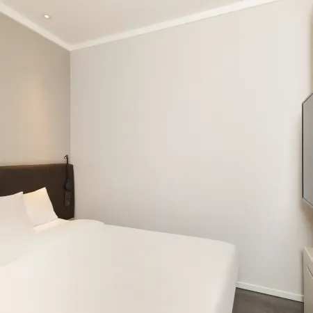 HanTing Premium Hotel (Jinan Daming Lake South Gate) Отели рядом с достопримечательностью «Озеро Дамин»