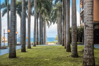 Yalong Bay Mangrove Tree Resort Hotel dekat La Floret