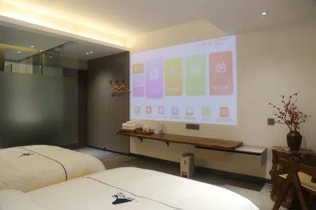 Nanling Banshe Hotel (Kaili College South High-speed Railway Station) Отели рядом с достопримечательностью «Qiandongnan National Polytechnic North Campus»