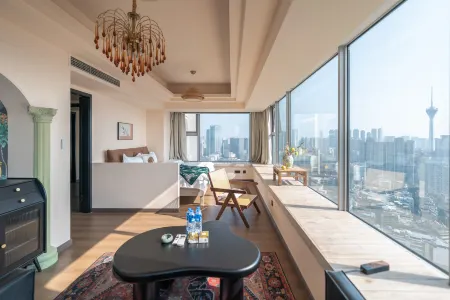 Invis - High-Rise Panoramic Art Apartment (Chengdu Taikoo Li Store) Отели рядом с достопримечательностью «Chengdu Research Base of Giant Panda Breeding»
