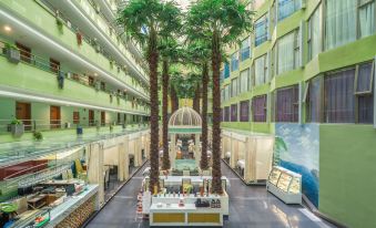 The interior view from above reveals a spacious multi-level room with an atrium at Shanshui Trends Hotel (Shenzhen Huaqiangbei)